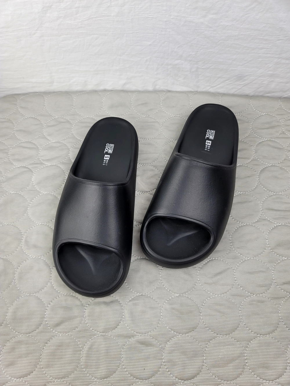 32 Degrees Cool Women’s Black Slip-On Slide Flat Sandals US 6 Rubber Upper Logo